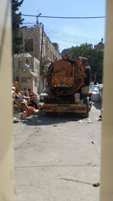 خاص – عمال بلدية الخليل أثناء عملهم في المناطق المغلقة التي يسكنها المستوطنون