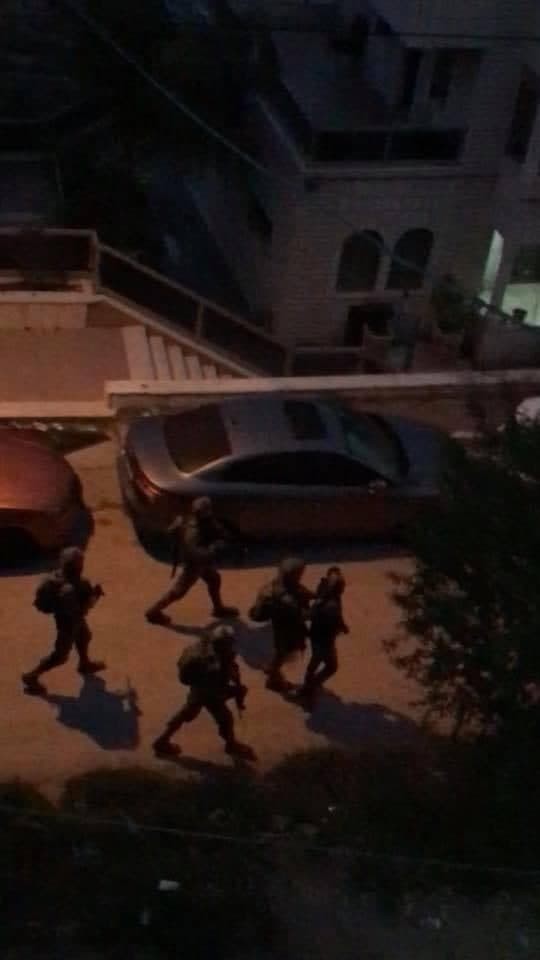 قوات الاحتلال تعتقل الشابين أنيس محمد سبيتان ومظفر مشهور سبيتان بعد مداهمة منزليهما في بلدة بيت دقو