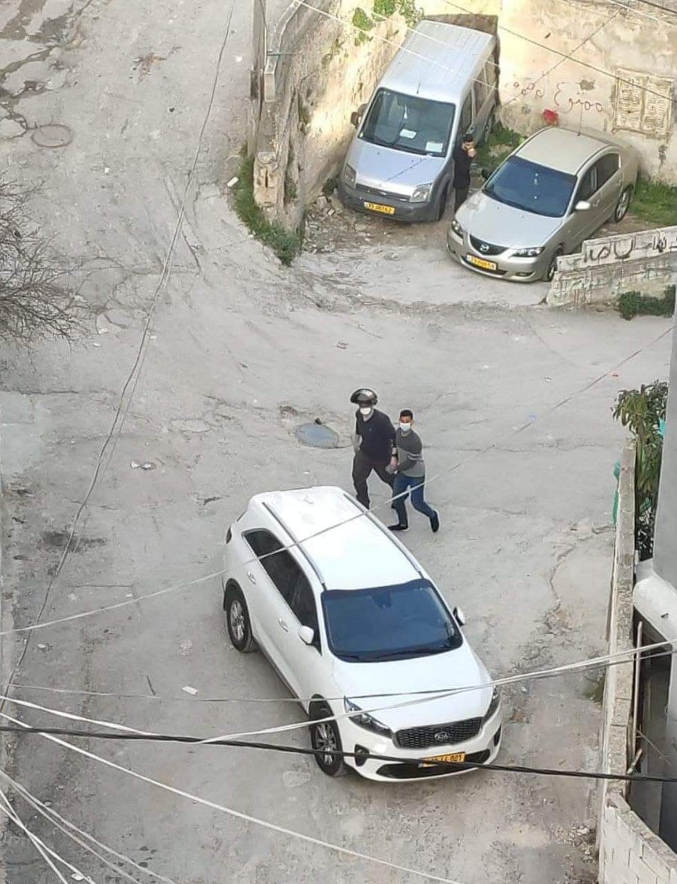 تعتقل الطفل محمد مهران درباس والفتى على سفيان عبيد خلال اقتحامها بلدة العيساوية 2
